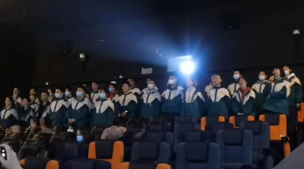 合肥中学生全班给无腿登珠峰老人唱《少年》真实的永远最感人！